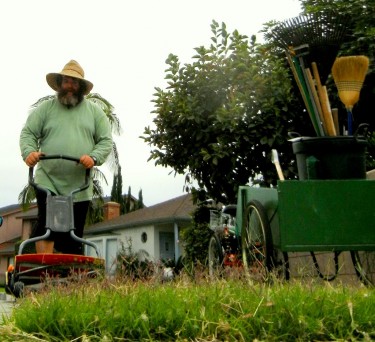 Steve-Perez_The-Green-Gardener-Eco-Friendly-Landscaping-Odd Jobs-&-Knife Sharpening_les-jardiniers-a-velo-fr