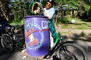 The-East-Side-Compost-Pedallers_Ray-Mitrano-et-son-velo_Photo-John-Anderson_les-jardiniers-a-velo-fr