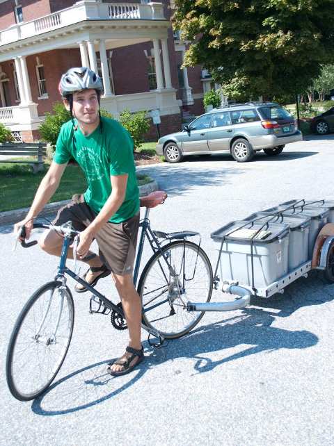 revolution-compost-trailer-on-vermont-campus_les-jardiniers-a-velo
