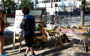 fuc-2016-24-septembre-jardiniers-a-velo-boites-paris-ile-de-france-festival-utopies-concretes-jardins-evenemenat-jardinage-plante-paillage-ecologique-naturel